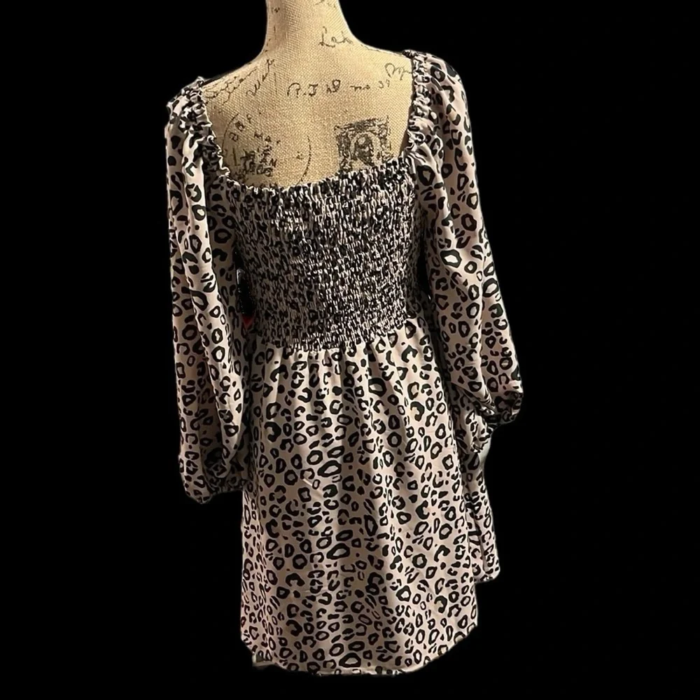 Sanctuary leopard print smocked long sleeve dress. Size 6 NWT. - Picture 3 of 8
